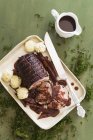 Asado en olla marinada - foto de stock