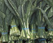 Связки черных листьев капусты — стоковое фото