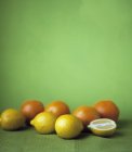 Limões e laranjas frescos — Fotografia de Stock