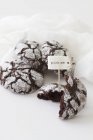Closeup view of chocolate crinkle cookies with tag and pick me words — Stock Photo