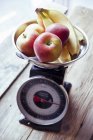Яблоки на кухонных весах — стоковое фото