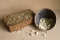 Домашнее зерно и хлеб — стоковое фото