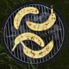 Plátanos a la parrilla con canela - foto de stock