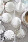 Bolos de merengue com açúcar de confeiteiro — Fotografia de Stock