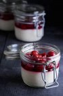 Budino alla vaniglia con ciliegie — Foto stock