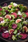 Salat mit Birnen und Feigen — Stockfoto