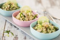 Quinoa Tabbouleh mit Thunfisch in Schüsseln — Stockfoto