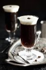Caffè con liquore su vassoio — Foto stock