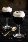 Kaffee mit schwarzer Johannisbeere und Likör — Stockfoto