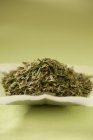 Pile de feuilles de thé vert — Photo de stock