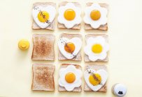 Куски тостов с жареными яйцами — стоковое фото