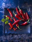 Chiles rojos con perejil - foto de stock
