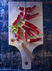 Pimentos de pimenta vermelha com salsa de folhas planas — Fotografia de Stock