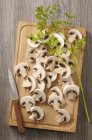 Cogumelos em fatias frescas — Fotografia de Stock