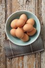 Tazón de huevos ecológicos - foto de stock