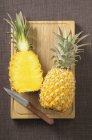 Свежий наполовину ананас — стоковое фото