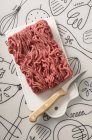 Minced meat on chopping board — Stock Photo