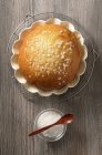 Крупним планом вид зверху Pastis landais дріжджове тісто рулон — стокове фото