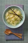 Салат з ананасами з цедрою — стокове фото