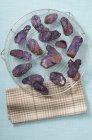 Patatine viola sulla cremagliera — Foto stock