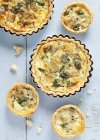 Watercress tarts with artichokes — Stock Photo