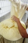 Виготовляється гірський сир — стокове фото