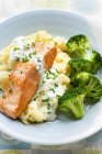 Salmon with a chive sauce — Stock Photo