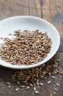 Tigela de sementes de linho marrom — Fotografia de Stock