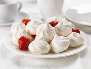 Strawberry meringues on plate — Stock Photo
