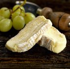 Brie de meaux mit Trauben — Stockfoto