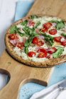 Pizza mit Schinken auf dem Tisch — Stockfoto