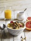 Muesli colazione con yogurt — Foto stock