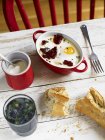 Eggs cocotte with beetroot salad — Stock Photo
