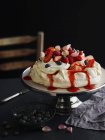 Vue rapprochée de Pavlova avec fraises, bleuets et pétales de rose — Photo de stock