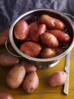 Batatas molhadas em escorredor — Fotografia de Stock