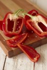 Peperoni rossi dimezzati e tagliati a fette — Foto stock