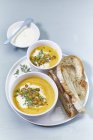 Carrot soup with roasted chickpeas — Stock Photo