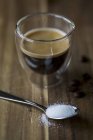 Bicchiere di espresso con cucchiaino di zucchero — Foto stock