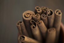 Bâtonnets de cannelle pile — Photo de stock