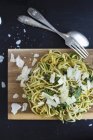 Спагетти со шпинатом и пармезаном — стоковое фото