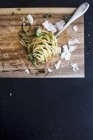 Макарони спагетті зі шпинатом і сиром Пармезан — стокове фото
