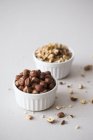 Орехи и грецкие орехи в мисках — стоковое фото