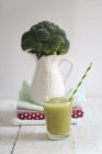 Green smoothie and broccoli — Stock Photo