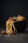Паста Спагетті з томатним соусом та фрикадельками — стокове фото