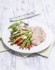 Salada de frango e espargos com pimentão — Fotografia de Stock