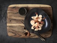 Креветки Темпура и соевый соус — стоковое фото