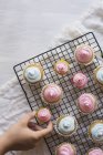 Cupcakes com cobertura rosa — Fotografia de Stock