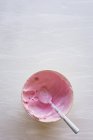 Ansicht von rosa Buttercreme in einer Schüssel mit einem Löffel — Stockfoto