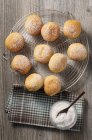 Ciambelle zuccherate su rack — Foto stock