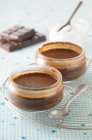 Schokoladencreme in Glasschalen — Stockfoto